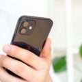 Hand mit Apple Smartphone