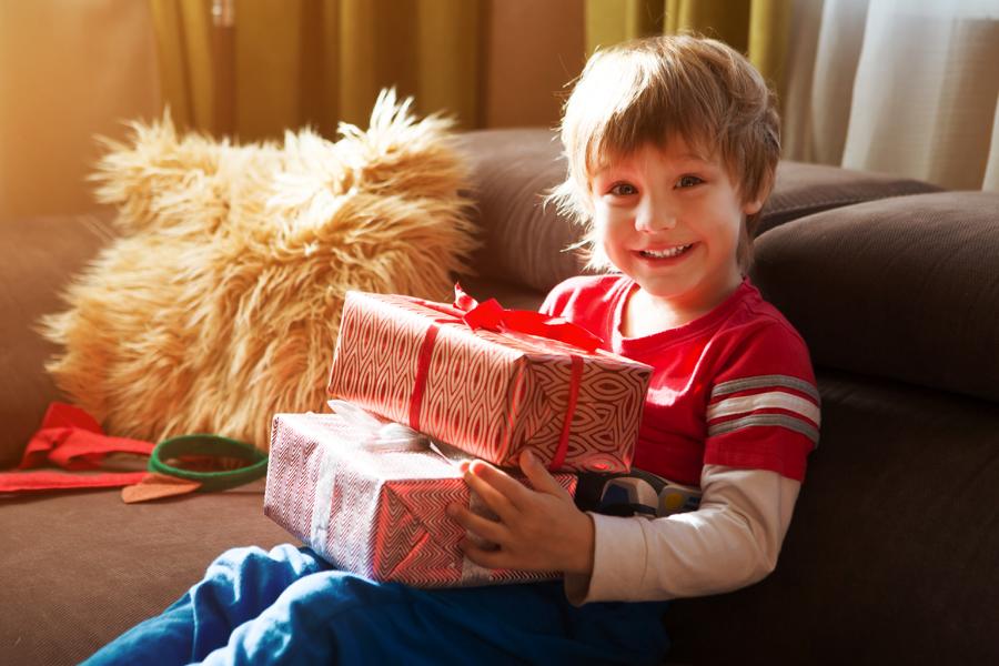 Junge mit Geschenken